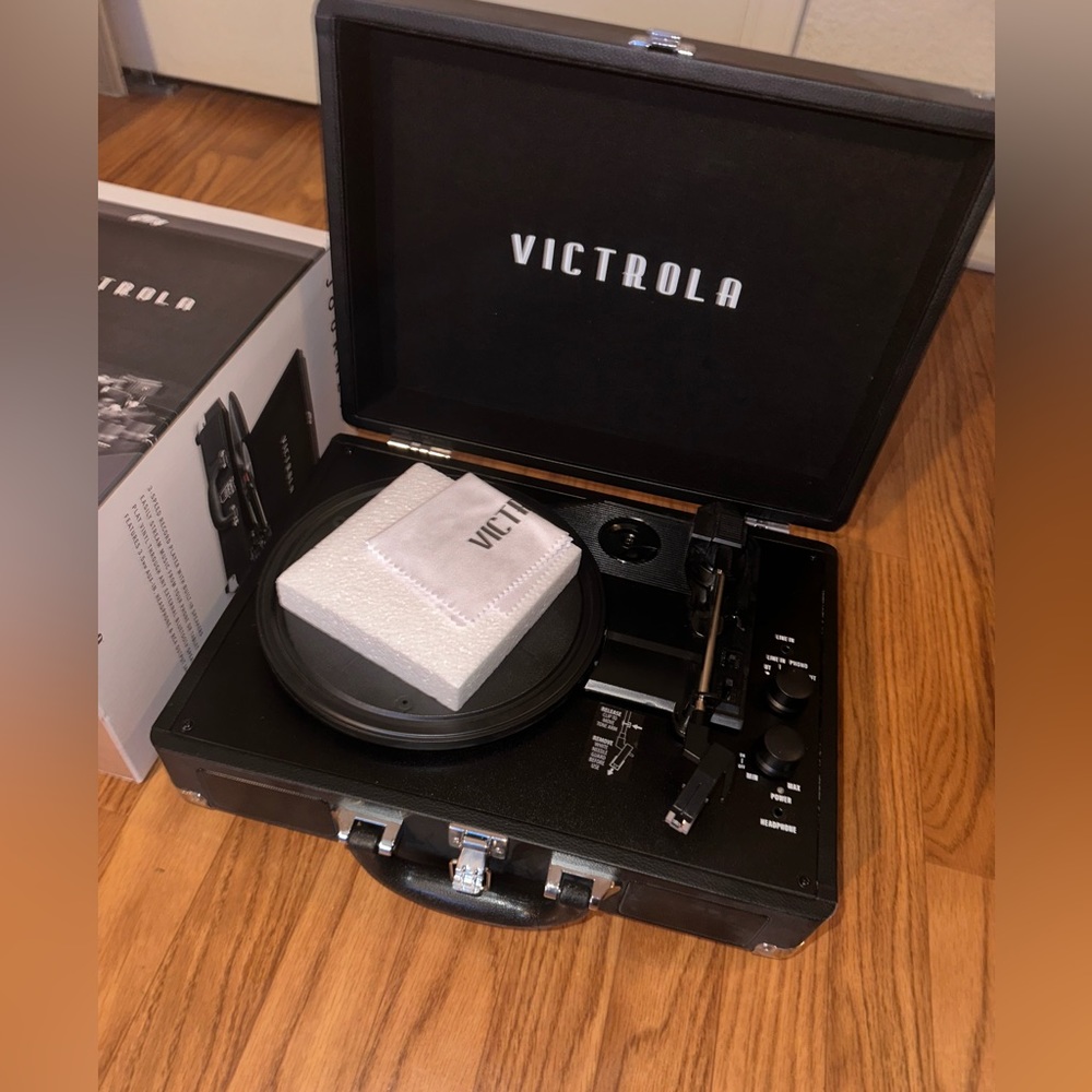 THE Journey VICTROLA Record Player - NWOT